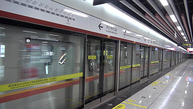 56秒丨探路青岛地铁2号线：李村、石老人站艺术墙抢眼球