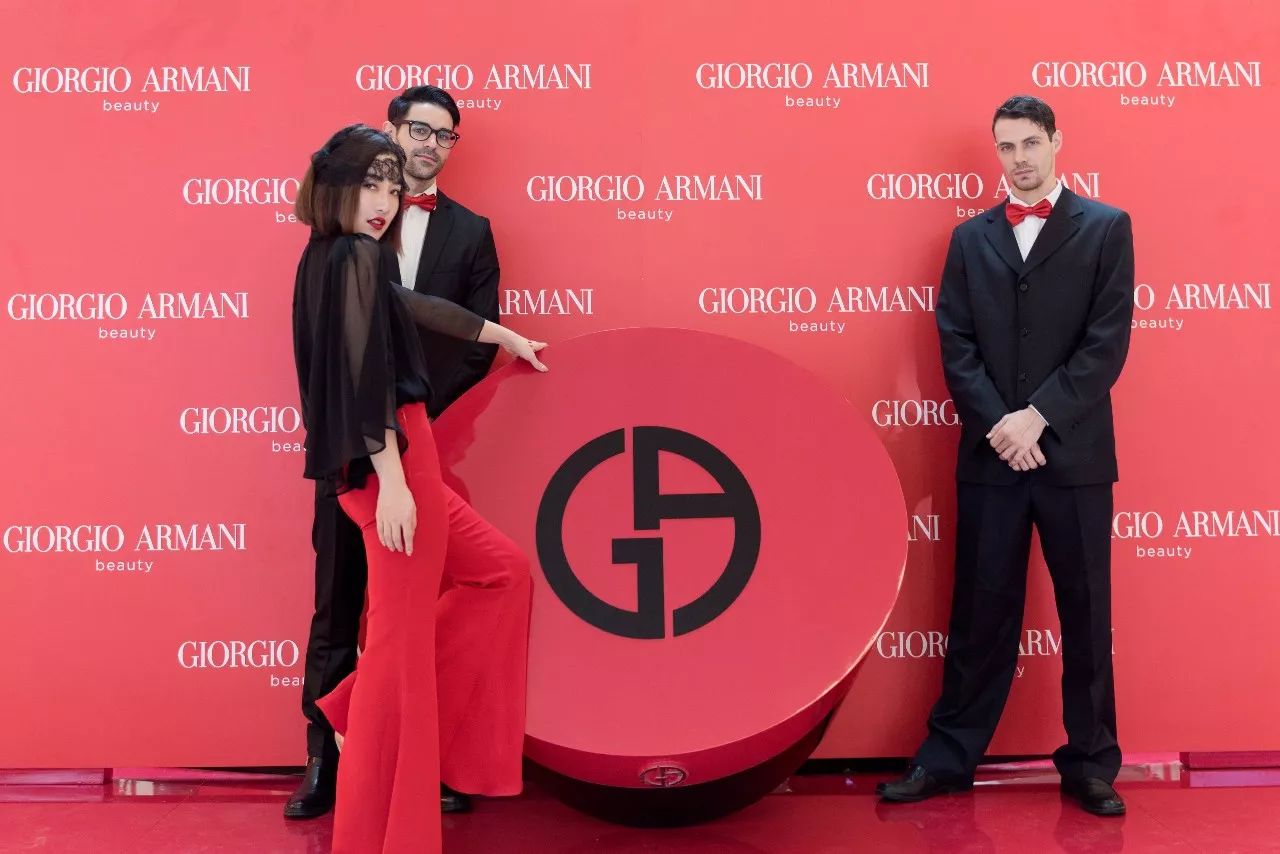 十二月属于“阿玛尼之红”