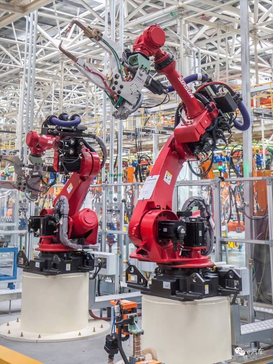 参观华晨中华涂装车间,走进汽车工厂沉浸式感受中国智造