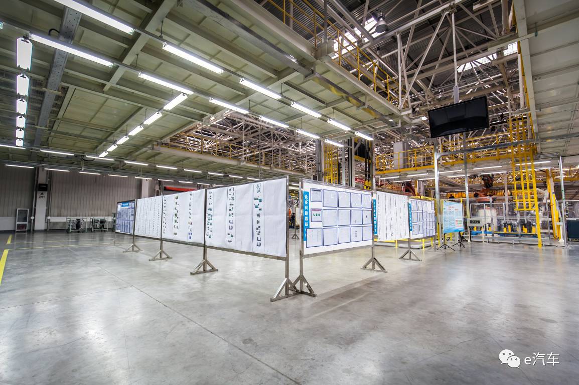 参观华晨中华涂装车间,走进汽车工厂沉浸式感受中国智造