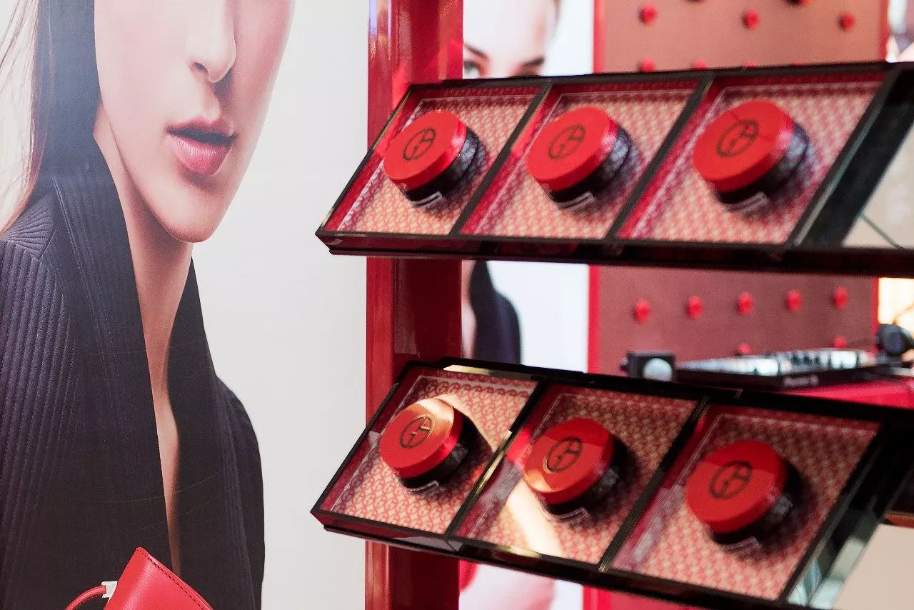 十二月属于“阿玛尼之红”