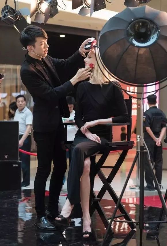 十二月属于“阿玛尼之红”