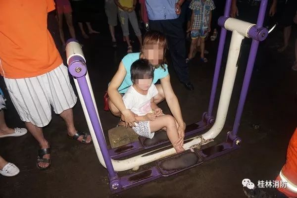 小孩不小心被卡住了,宝宝不小心被东西卡住了