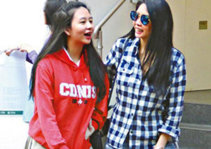 张柏芝带娃蹉跎得还没陈乔恩抗老，AB额前碎发更是暴露了产后烦恼