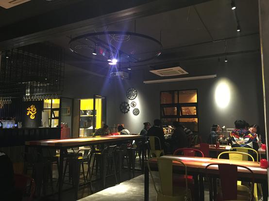 撸串啤酒完美诠释着夏天,撸串喝酒青春不朽