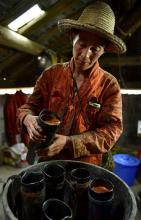 割漆匠一个快要失传的技艺，因为百分之九八的人对生漆过敏。