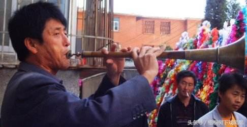 孝子持哭丧棒,出殡孝子手中的哭丧棒