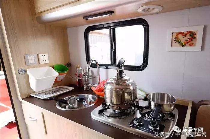 上汽大通t70单排皮卡升顶房车价格,猛禽f750越野皮卡牵引超大型房车