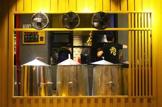 撸串啤酒完美诠释着夏天,撸串喝酒青春不朽