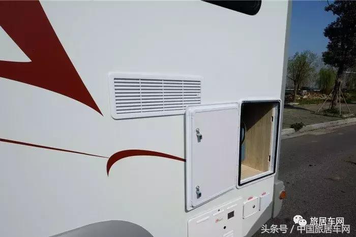 上汽大通t70单排皮卡升顶房车价格,猛禽f750越野皮卡牵引超大型房车