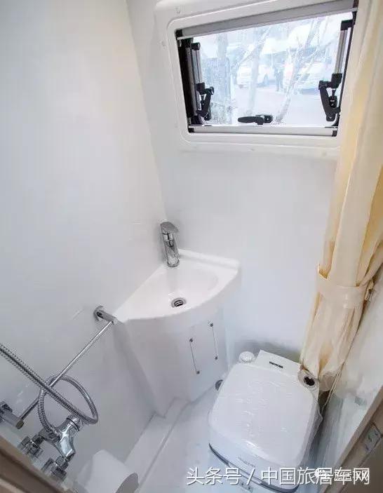 上汽大通t70单排皮卡升顶房车价格,猛禽f750越野皮卡牵引超大型房车