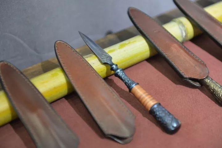 各位旅客请注意带上自己的行李,飞机场能不能带茶叶过安检