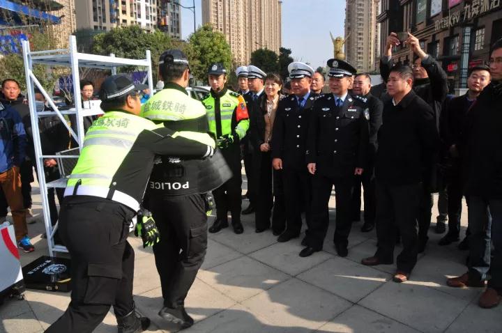 122全国文明交通安全日启动仪式,122全国交通安全日交警来到校园