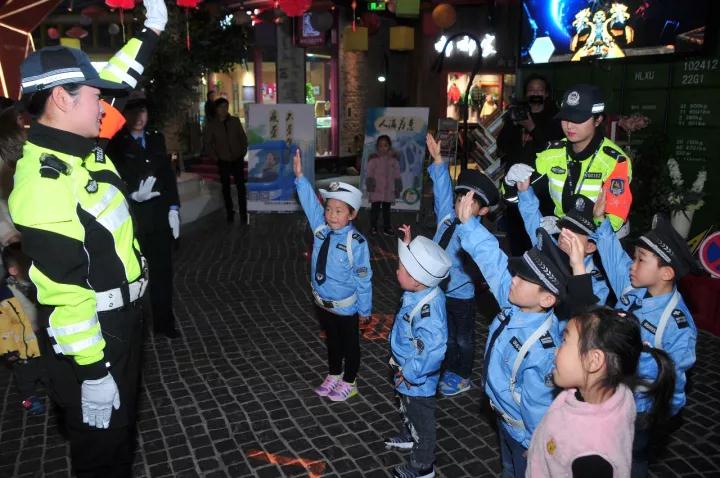 122全国文明交通安全日启动仪式,122全国交通安全日交警来到校园