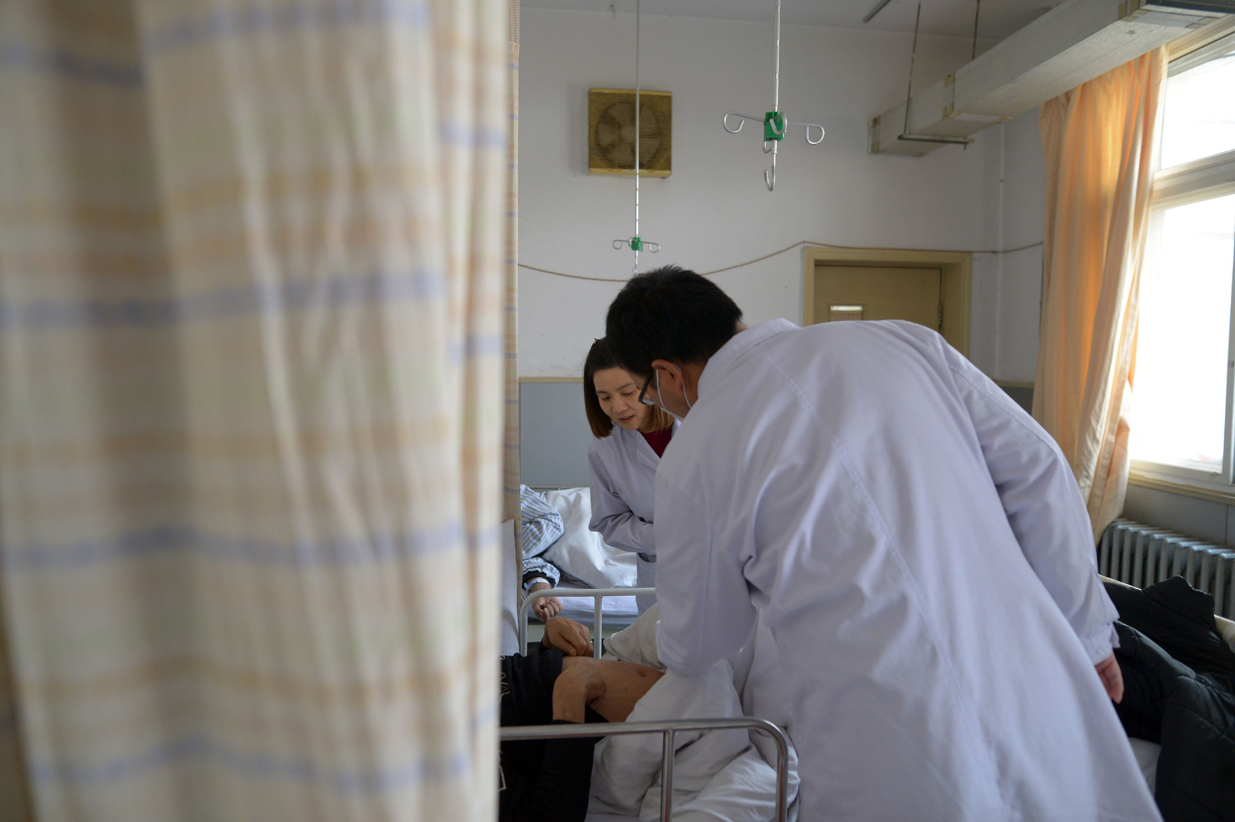 走近医护人员的日常,防治艾滋从年轻开始