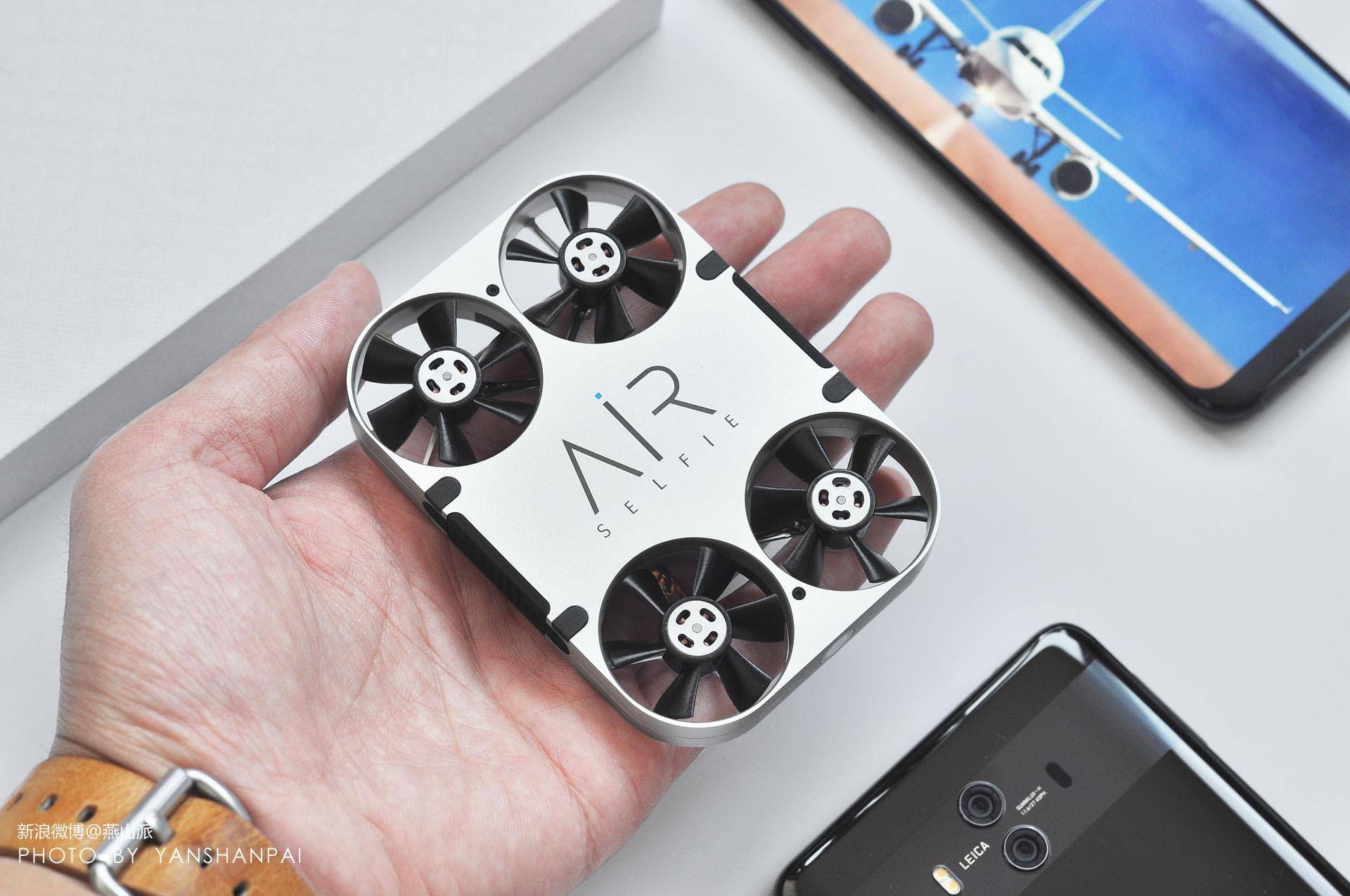 可以放在兜里的大型无人机,藏在手机里的无人机