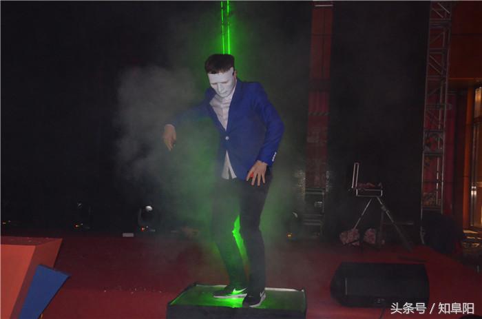 灯光璀璨点亮阜城，商厦时代广场举行摩登时代-圣诞亮灯仪式