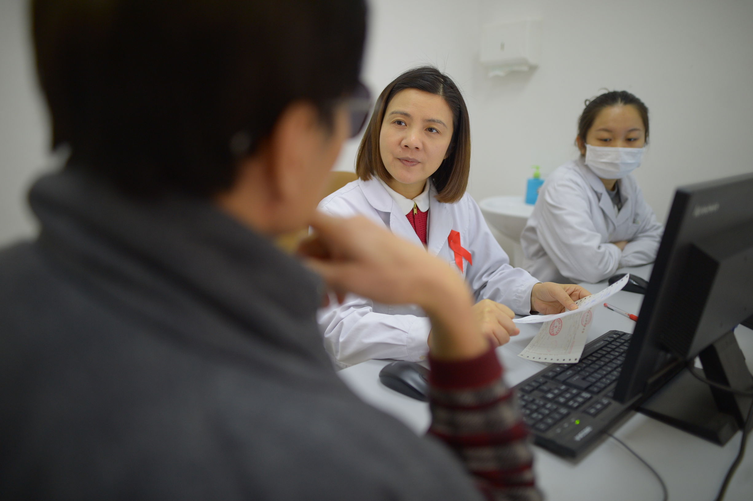 走近医护人员的日常,防治艾滋从年轻开始