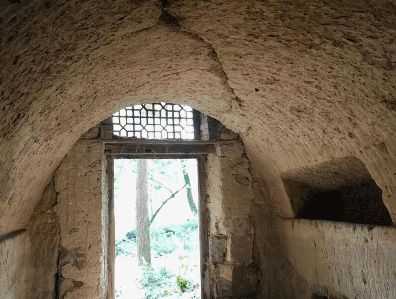 什么？在洞穴赏樱看雪学手艺？看她怎么把废弃洞穴改成浪漫居所