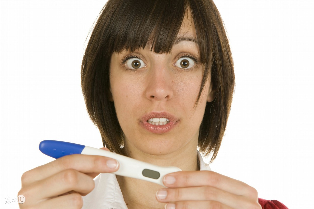 验孕棒两条杠怀孕先别急着下结论,验孕棒两道杠却来月经
