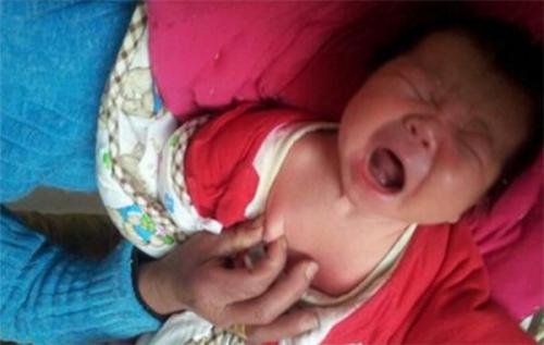 宝宝月子期间被婆婆挤破奶头，大夫检查后，怒斥婆婆无知