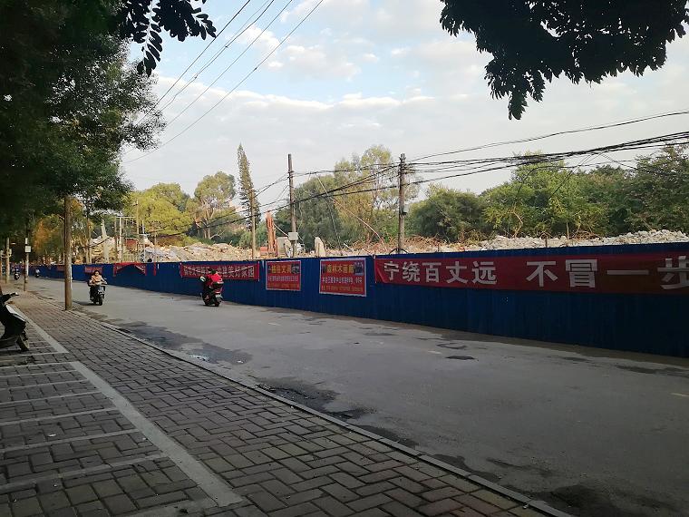 公园路商业街的铺面拆光了，批发行成为北海历史