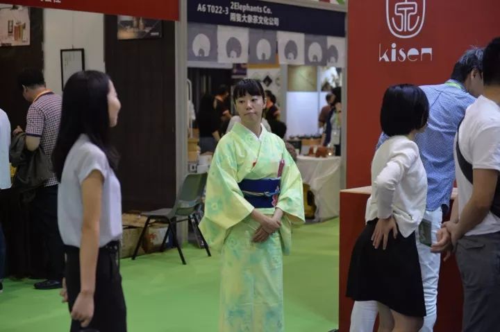 各位旅客请注意带上自己的行李,飞机场能不能带茶叶过安检