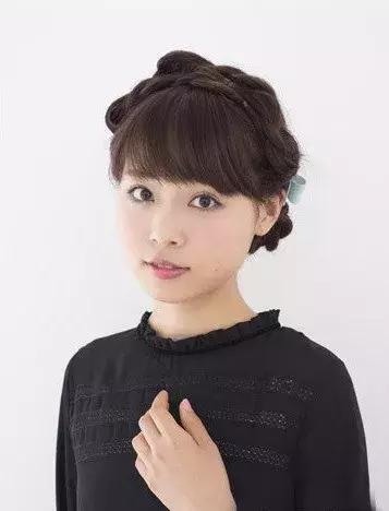 花环头饰简单编发教程长发,可人优雅花环编发教程图解