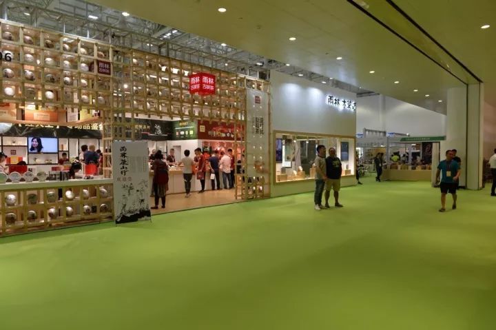 各位旅客请注意带上自己的行李,飞机场能不能带茶叶过安检