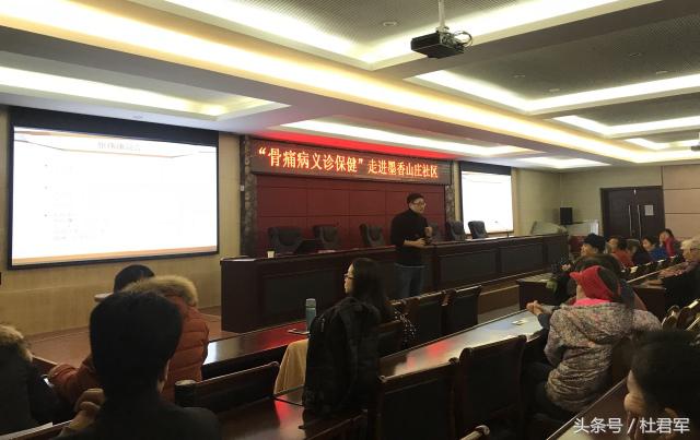 医生我肩膀一碰就痛图片,医生我的肩膀碰一下就好痛