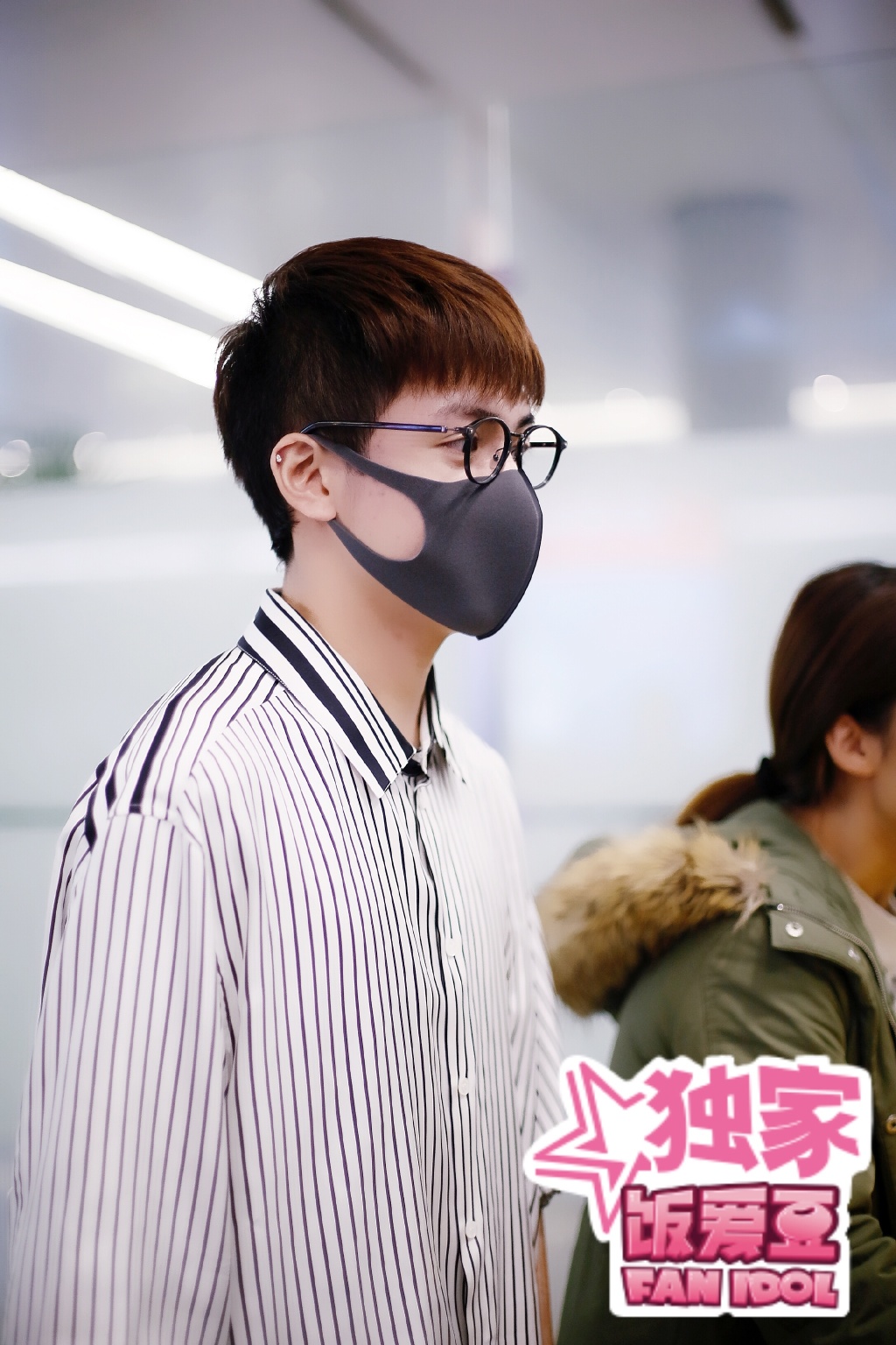 曾舜晞和粉丝挥手道别,曾舜晞和粉丝互动说话