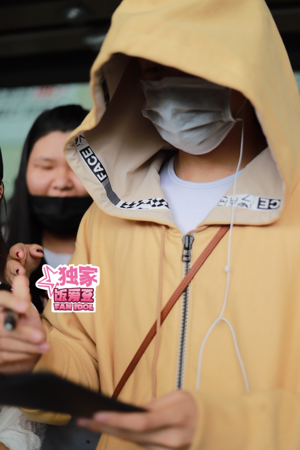 曾舜晞和粉丝挥手道别,曾舜晞和粉丝互动说话