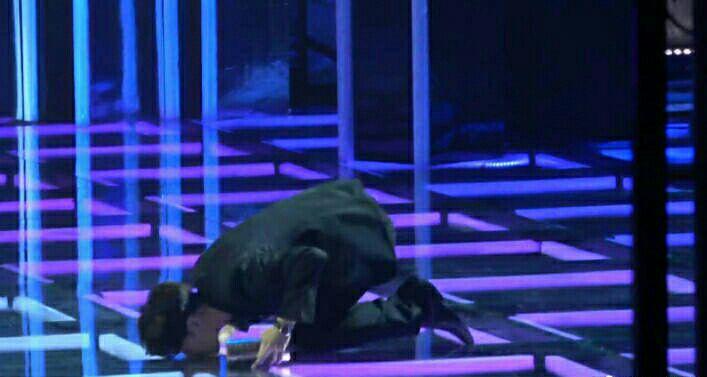 张艺兴获很多明星评价,张艺兴下跪的大奖很重要吗