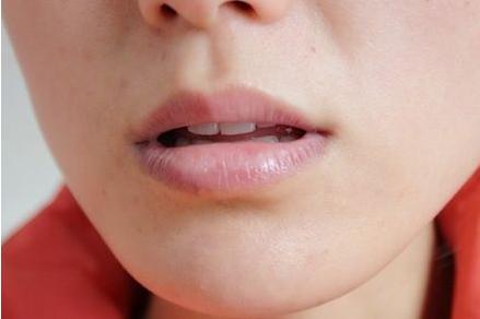平时嘴唇不发紫心脏难受嘴唇发紫,嘴唇发紫是什么病的前兆呢