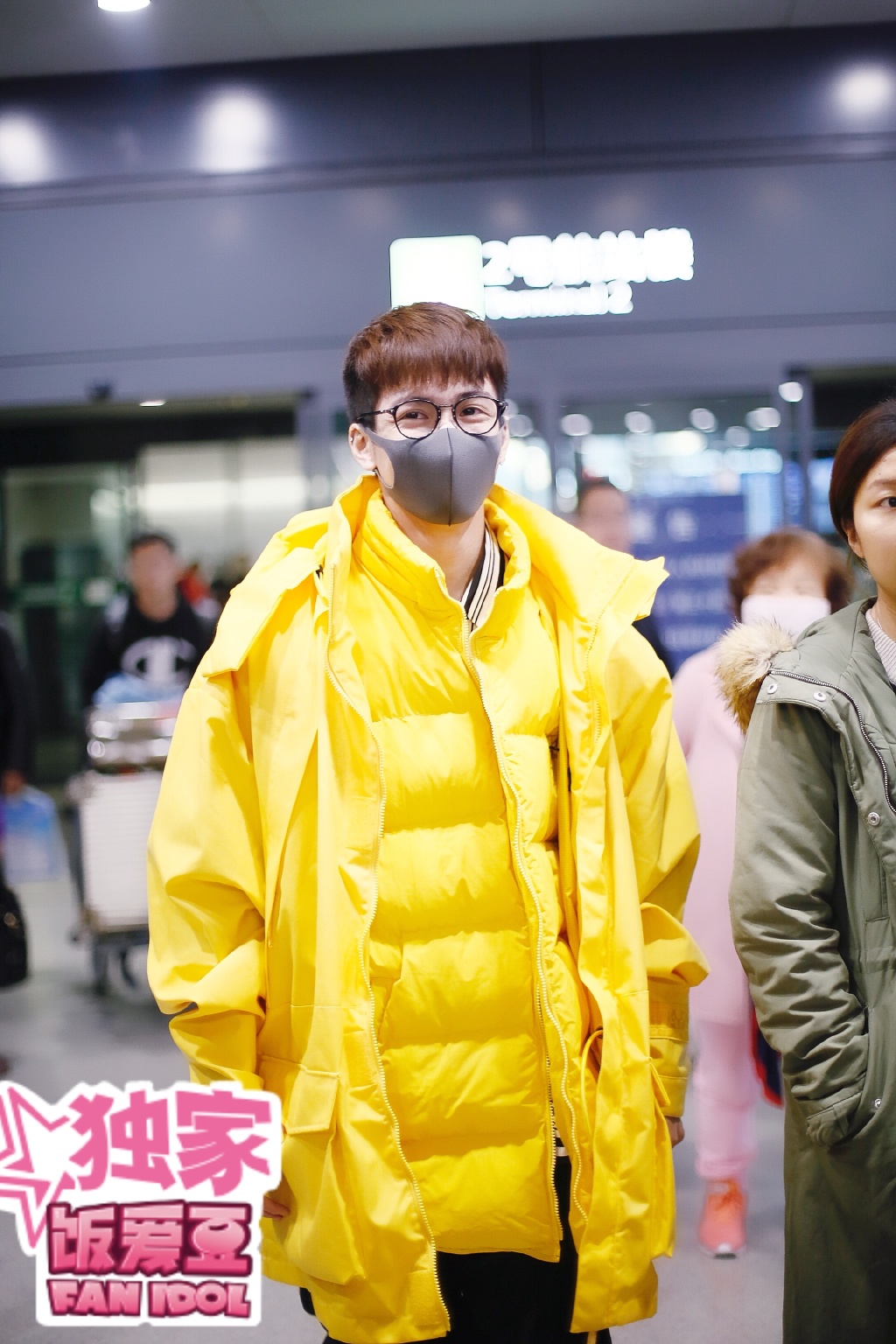 曾舜晞和粉丝挥手道别,曾舜晞和粉丝互动说话