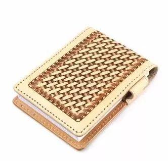 产品数量位居日本皮具界NO.1，这个画风不同的品牌文化糅合的结果