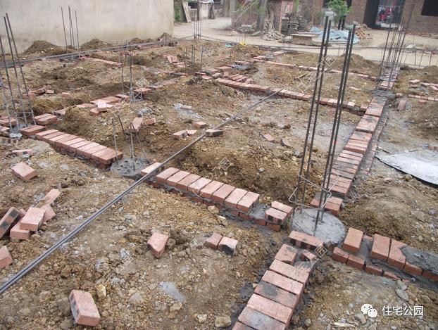 为什么红砖不如土砖,红砖为什么不能拿去盖房子