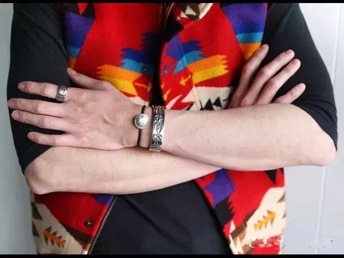 产品数量位居日本皮具界NO.1，这个画风不同的品牌文化糅合的结果