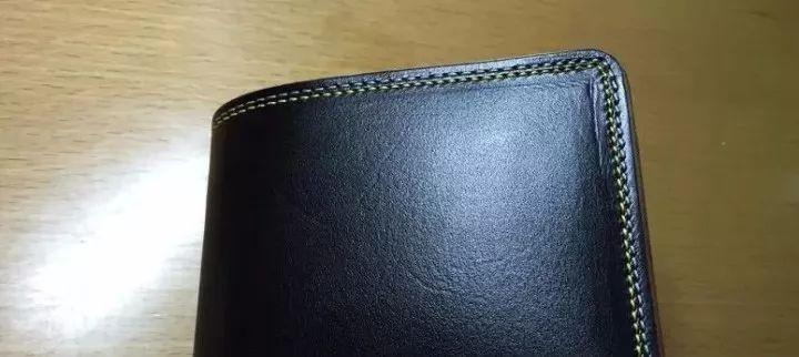 产品数量位居日本皮具界NO.1，这个画风不同的品牌文化糅合的结果