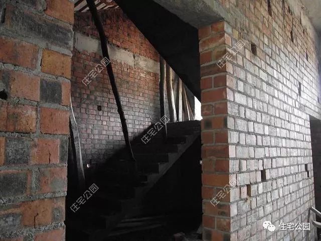 为什么红砖不如土砖,红砖为什么不能拿去盖房子