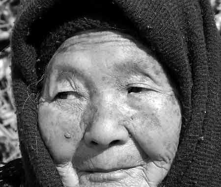 结婚那天，妈妈问我坐在门口的那两个乞丐是谁？特感人转