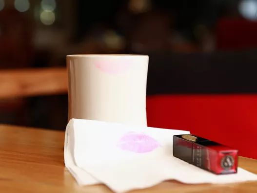 口红怎么涂不沾杯不掉色,涂口红怎么不会沾杯