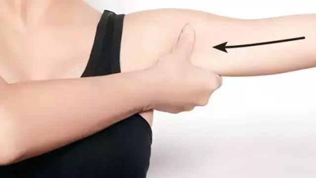 腋窝下有黑色的疙瘩怎么回事,腋窝有黑点和一些疙瘩