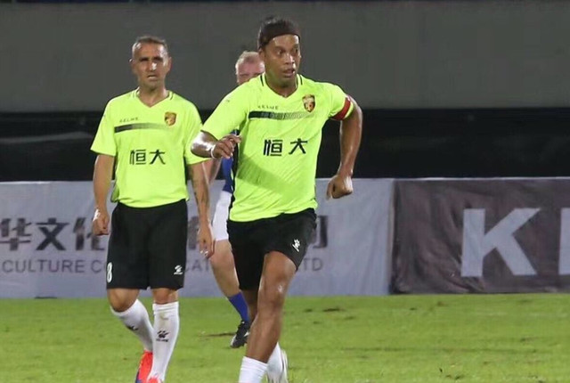 如今的小罗复出在哪里踢球,小罗宣布退役