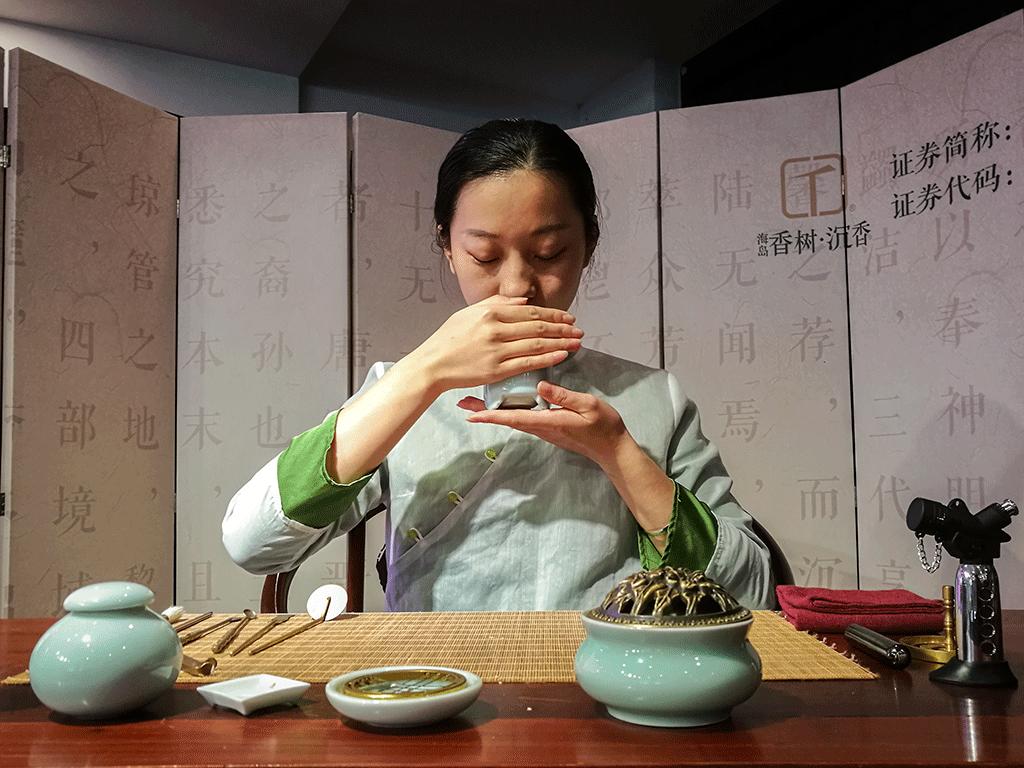 花间一缕魂,随风信邈邈——“闻香识海南”香烟缭绕余韵长