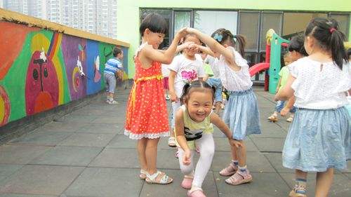 幼儿园的小朋友该不该学习识字,幼儿园小班能教孩子认字吗