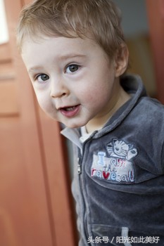 熊孩子上来就抓我家孩子的脸，如此场面，家长该如何应对？