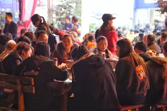 重庆美食之万州烤鱼,万州烤鱼第二届烤鱼节介绍