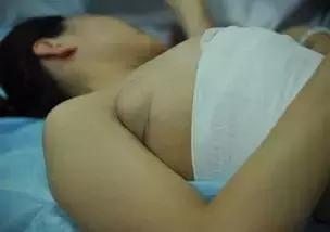 腋窝下有黑色的疙瘩怎么回事,腋窝有黑点和一些疙瘩