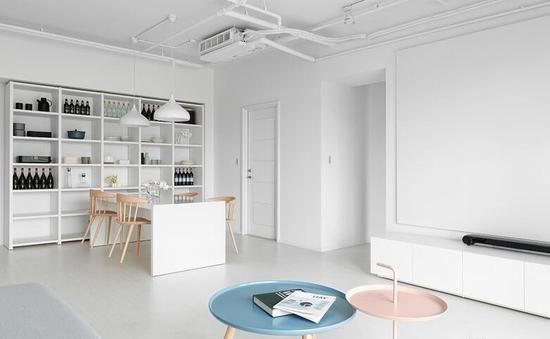 乳胶漆墙面靠沙发处脏了怎么办,墙面脏可以直接刷乳胶漆掩盖吗